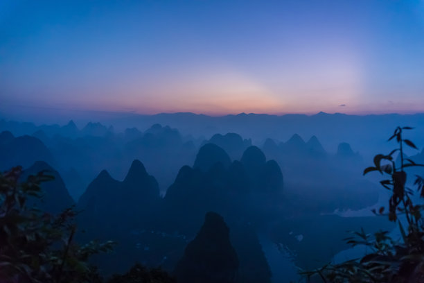 桂林喀斯特的航拍照片。漓江旅游区，阳朔，桂林，广西，中国，亚洲。喀斯特地貌。图片下载