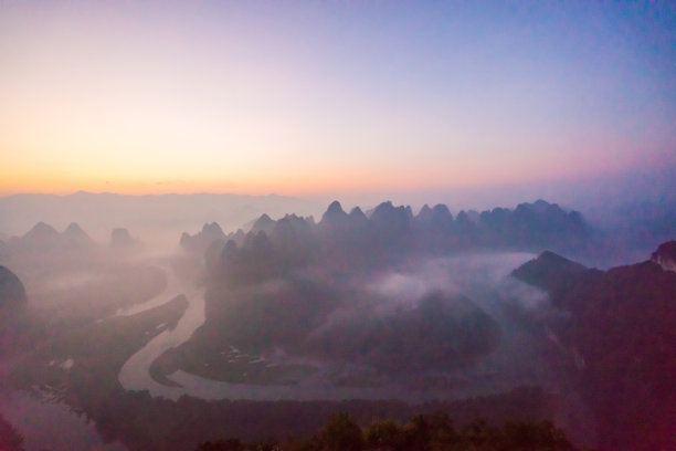 桂林喀斯特的航拍照片。漓江旅游区，阳朔，桂林，广西，中国，亚洲。喀斯特地貌。图片下载