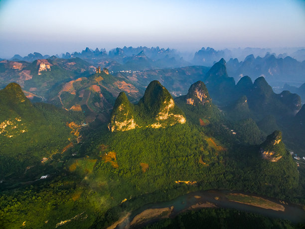 桂林喀斯特的航拍照片。漓江旅游区，阳朔，桂林，广西，中国，亚洲。喀斯特地貌。图片下载