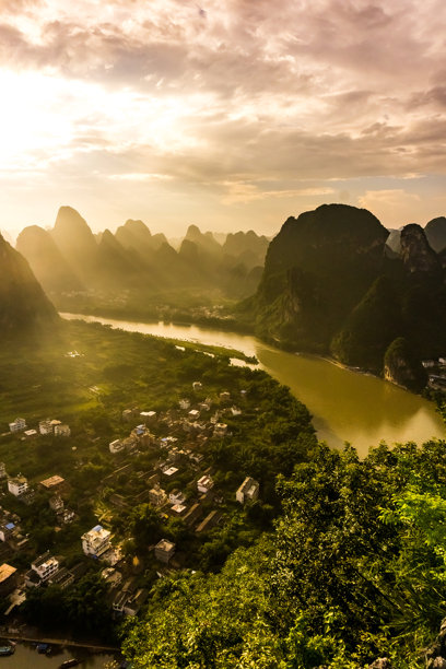 桂林喀斯特的航拍照片。漓江旅游区，阳朔，桂林，广西，中国，亚洲。喀斯特地貌。图片下载