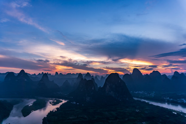 桂林喀斯特的航拍照片。漓江旅游区，阳朔，桂林，广西，中国，亚洲。喀斯特地貌。图片下载