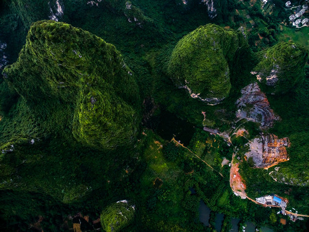 桂林喀斯特的航拍照片。漓江旅游区，阳朔，桂林，广西，中国，亚洲。喀斯特地貌。图片下载