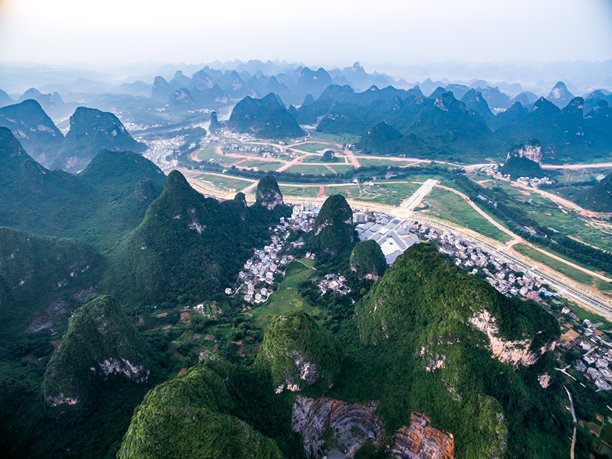 桂林喀斯特的航拍照片。漓江旅游区，阳朔，桂林，广西，中国，亚洲。喀斯特地貌。图片下载