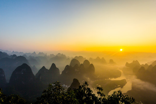 桂林喀斯特的航拍照片。漓江旅游区，阳朔，桂林，广西，中国，亚洲。喀斯特地貌。图片下载