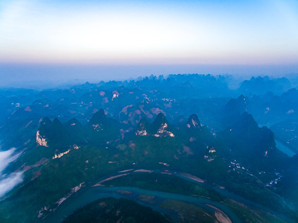 桂林喀斯特的航拍照片。漓江旅游区，阳朔，桂林，广西，中国，亚洲。喀斯特地貌。图片下载