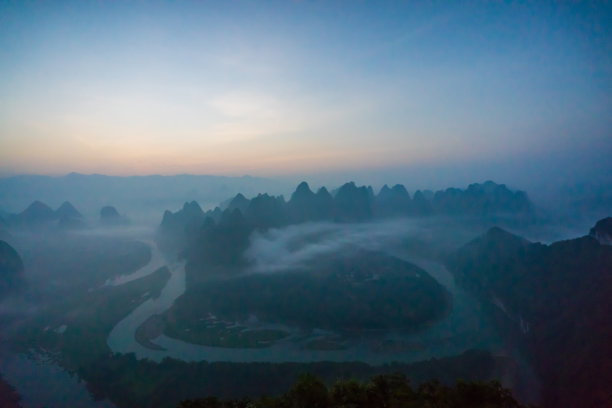 桂林喀斯特的航拍照片。漓江旅游区，阳朔，桂林，广西，中国，亚洲。喀斯特地貌。图片下载