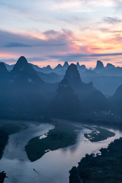 桂林喀斯特的航拍照片。漓江旅游区，阳朔，桂林，广西，中国，亚洲。喀斯特地貌。图片下载