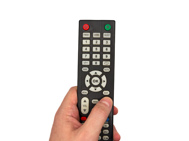 白人男性的手在白色背景上按压电视遥控器的按钮，男子用遥控器切换电视频道，适用于横幅和电视广告。留白，平铺，俯视图。图片下载