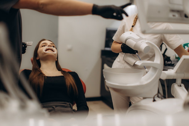 牙医在现代牙科诊所准备进行牙齿美白程序图片下载