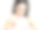 年轻女性在护肤过程中涂抹精华液，展现自然美。图片下载