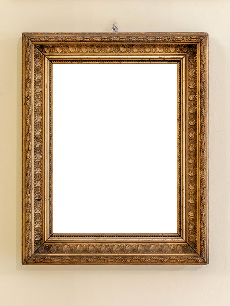 华丽的古董金色相框挂在墙上，内部留有空白的白色切口，供艺术作品使用，复古装饰的巴洛克风格边框展示在博物馆画廊的家居墙面前。图片下载