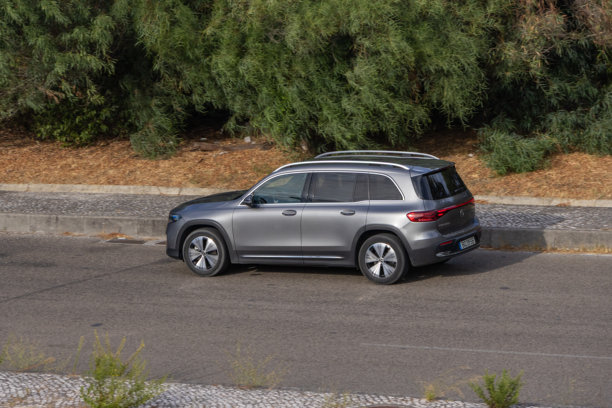 梅赛德斯-奔驰 EQB 电动汽车在公路上行驶图片下载