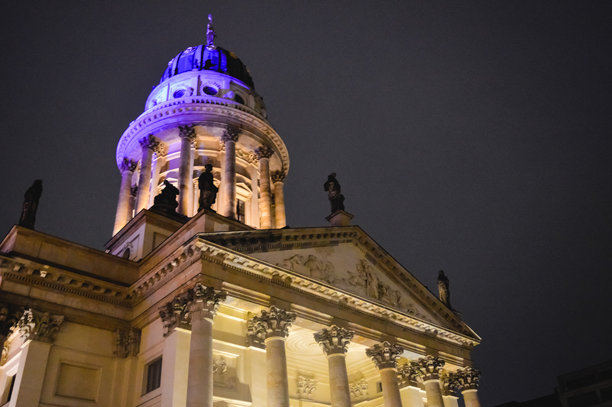 柏林德国的法国教堂夜景照片，照亮的圆顶、雕像和柱子位于贡德尔曼广场，历史悠久的巴洛克建筑和文化地标。图片下载