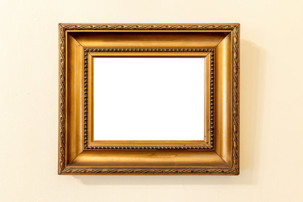 小巧空白的华丽方形金色画框挂在米色墙壁上，经典复古边框，简单的雕刻细节，内部边框艺术作品展示，博物馆画廊展示演示。图片下载