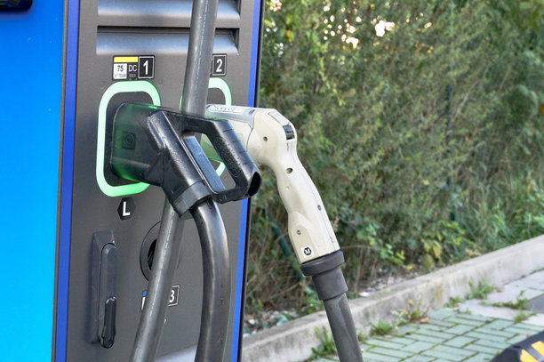 在充电站为电动车充电的特写照片图片下载