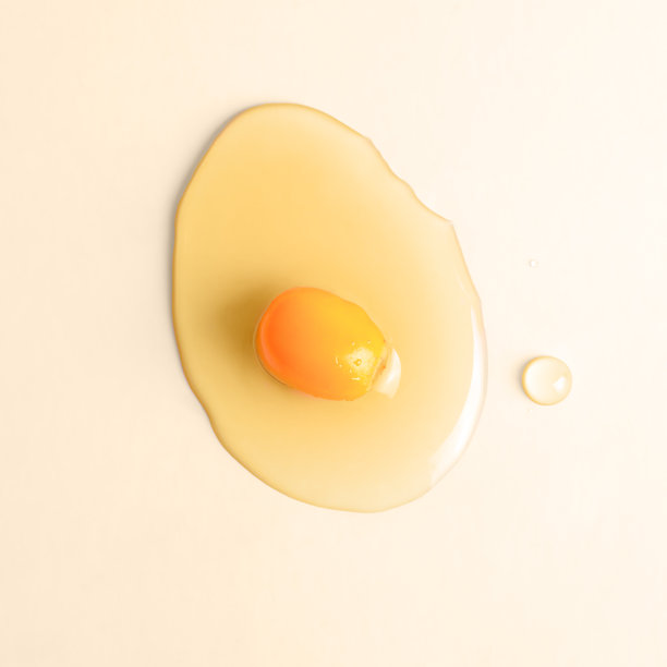 海棠果油在浅色背景上的自然护肤概念，真实照片，1:1。图片下载