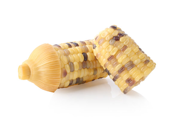 一半的煮熟的蜡质玉米，甜玉米在白色背景上。这张图片来自相机。图片下载