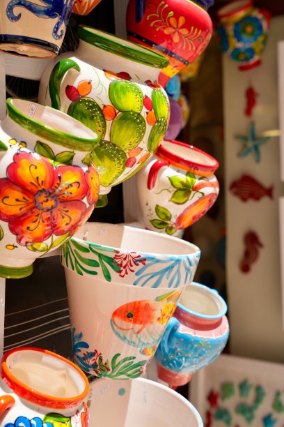 手绘色彩斑斓的陶瓷花盆，展示着花卉和自然图案图片下载