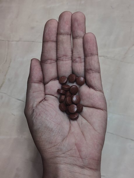 手掌中的药片或药丸 - 高清库存照片图片下载