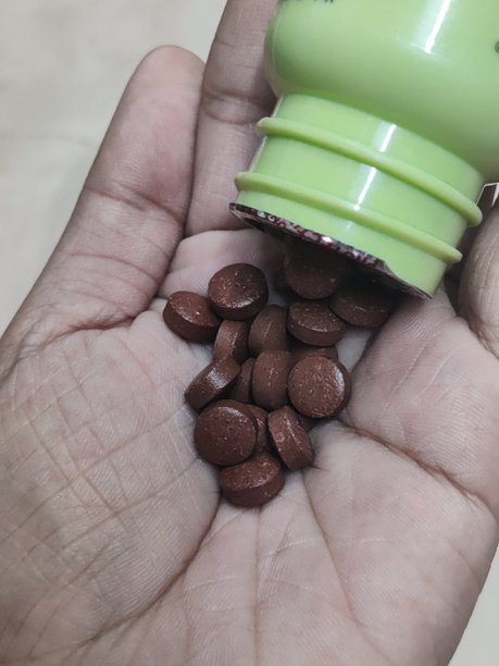 药丸从瓶子中倒出，落在人的手掌上 - 高清库存照片图片下载