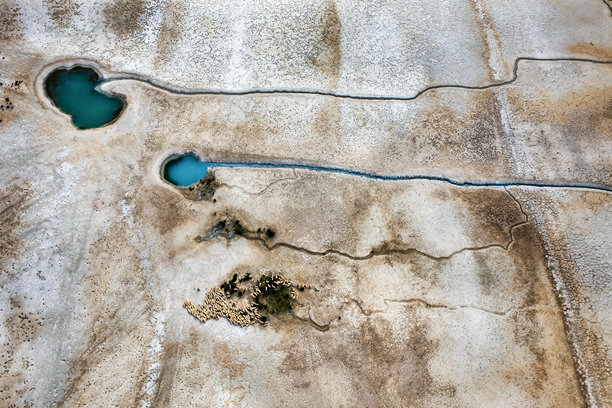 自然地下水源 裂开的干燥土壤和缩小的湖泊。自然中出现的模式，抽象形状，干旱和气候危机，水资源短缺，全球变暖和干燥的土壤。无人机照片图片下载