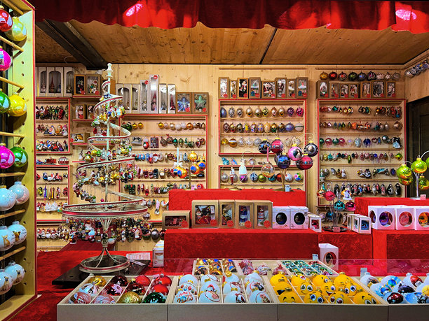 节日市场摊位上的五彩圣诞装饰品。手绘的球形装饰和玻璃装饰品图片下载