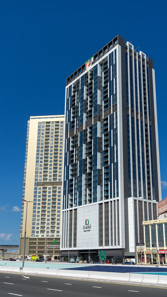 阿尔法塔公园景观大楼，位于阿联酋迪拜。迪拜市的街道和道路。竖版图片图片下载