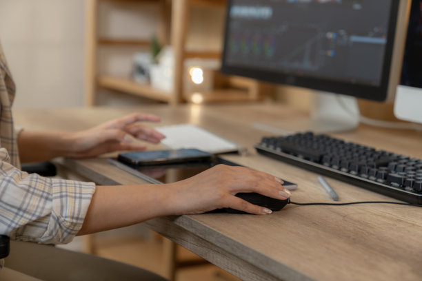 自由职业女性摄影师在家中工作室编辑照片图片下载