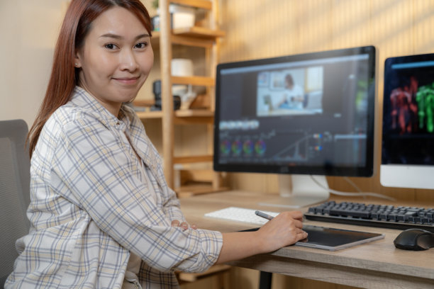 自由职业女性摄影师在家中工作室编辑照片图片下载