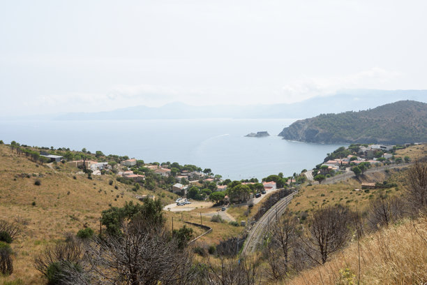 科斯塔布拉瓦的风景，靠近科莱拉（照片拍摄于科莱拉到波特布的道路上），阿尔特恩普尔达，赫罗纳省，加泰罗尼亚，西班牙图片下载