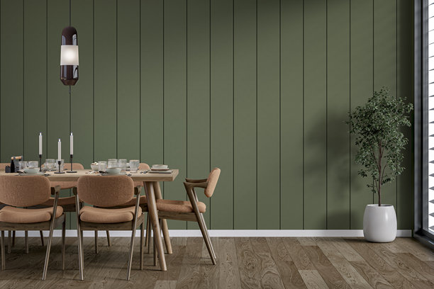 一个现代但复古的餐厅，桌子和椅子整齐摆放在橄榄绿色的木板墙前，窗边有一盆植物，家具呈现70年代复古风格。图片下载