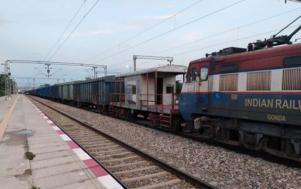 货运列车停在铁路轨道上，开放式货车的照片从站台边缘的视角拍摄。2025年6月27日，印度皮利比特。图片下载