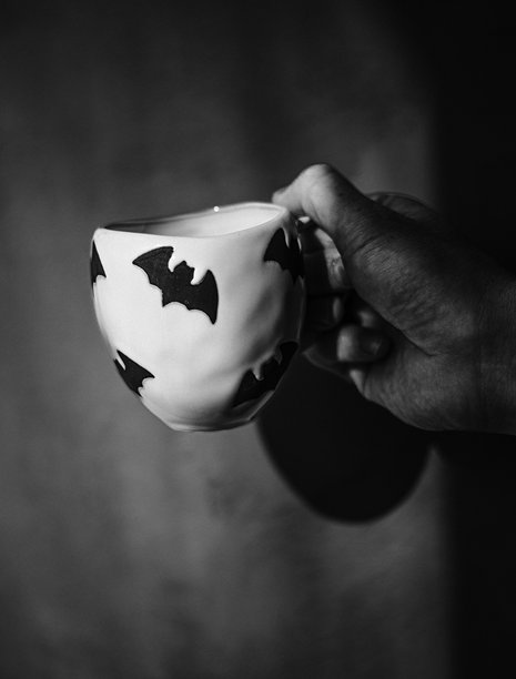 黑白照片中有一只带蝙蝠图案的杯子图片下载