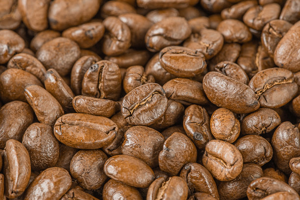 烘焙咖啡豆作为背景的微距照片。图片下载