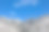 灰色岩石上长着小植物，背景是天空。克罗地亚的山地风景，留白空间。图片下载