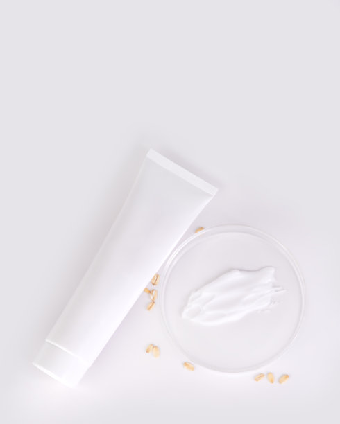 奶油管、培养皿、燕麦在浅色背景上，护肤概念，留白，真实照片 4:5。图片下载