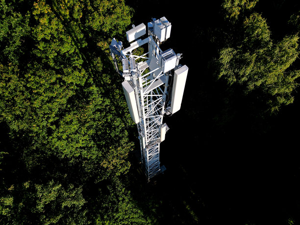 电信塔上各种鼓形天线的传输。白色和卡其绿色的锥形天线。手机信号和5G、4G互联网的传输。多个电视天线放大器。图片下载