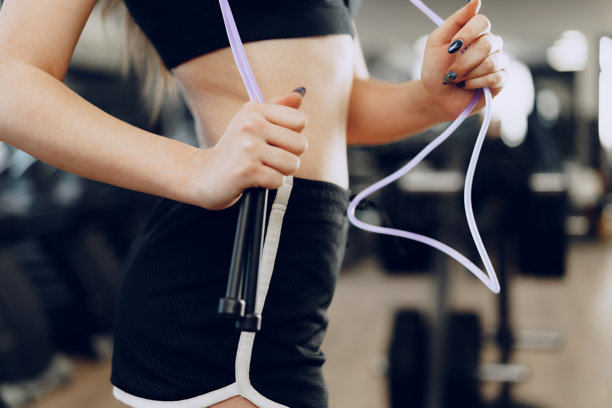 一位女性在跳绳的特写照片图片下载