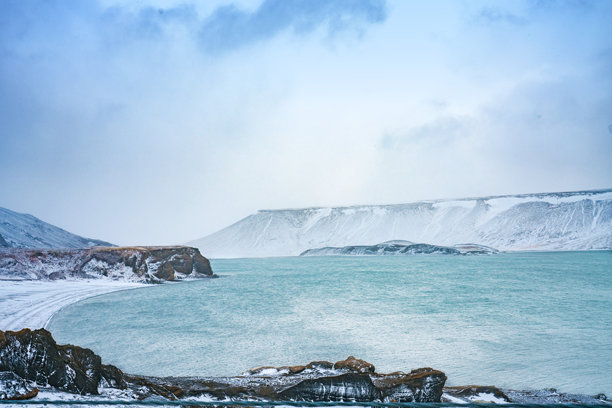 冰岛克莱法尔湖冬季雪景照片图片下载