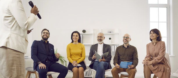 教练带领员工会议的横幅照片图片下载