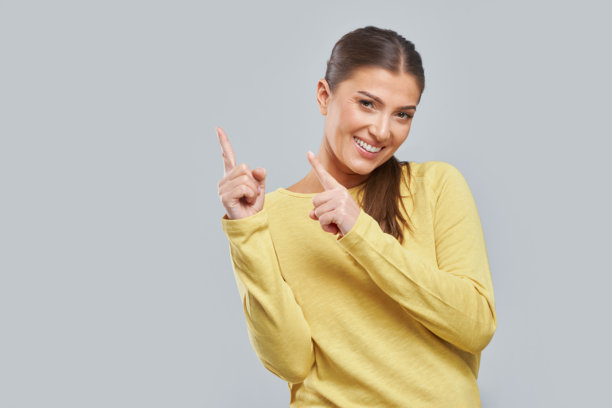 女人在背景前用手做表情的照片图片下载