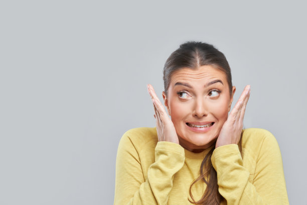 女人在背景前用手做表情的照片图片下载