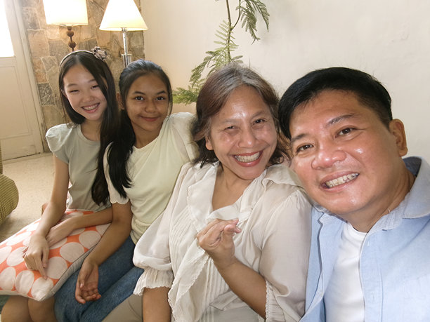 快乐的多种族亚洲人群坐在沙发上，复古的傻瓜相机效果图片下载