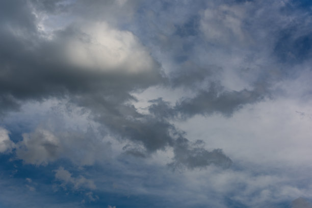 蓝天上有卷云和积云，伴随大气雾霭。自然云景的照片，适合创意背景使用。图片下载