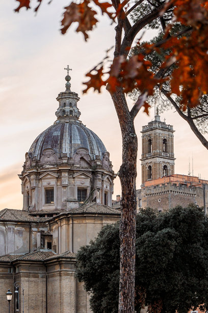 罗马广场的全景。意大利古罗马建筑的图拉真广场。竖版照片图片下载