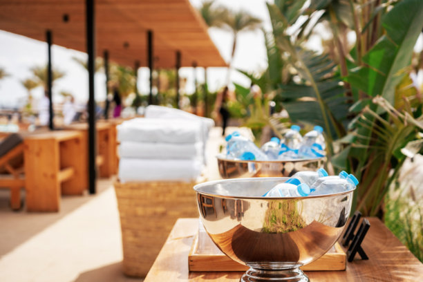 埃及赫尔格达的泳池旁摆放着水瓶的照片图片下载