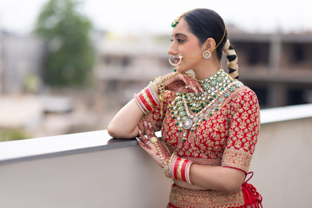 非常美丽的年轻印度新娘，身着奢华的婚礼服装，化着妆，佩戴着华丽的珠宝，户外拍摄的肖像照片图片下载