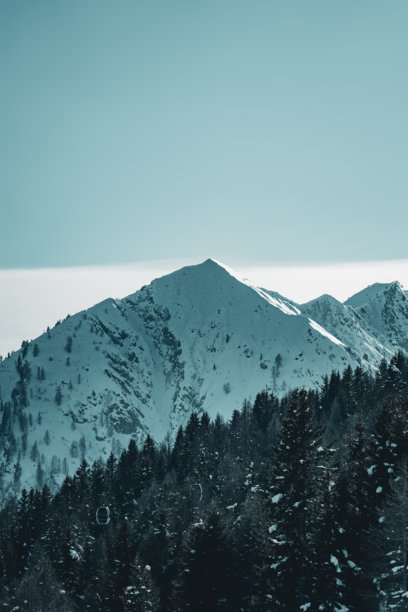 从福尔蒂尼拍摄的雪山照片图片下载