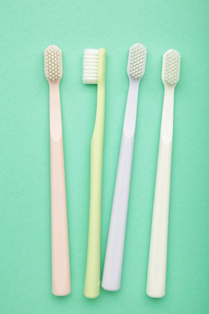 薄荷背景上的Patel牙刷。牙齿健康与卫生概念。竖版照片图片下载