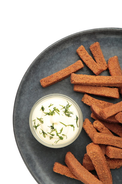 啤酒搭配的蒜香面包小吃。白色背景下的黑麦面包烤丁配蒜蓉酱。竖版照片图片下载